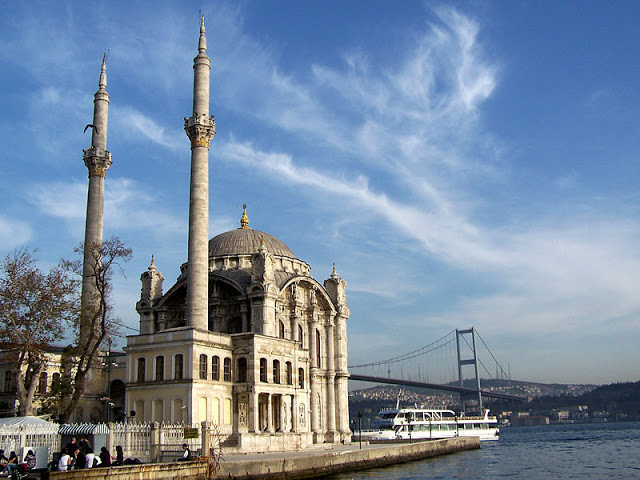  جامع أورطاكوي أو المسجد المجيدي في اسطنبول