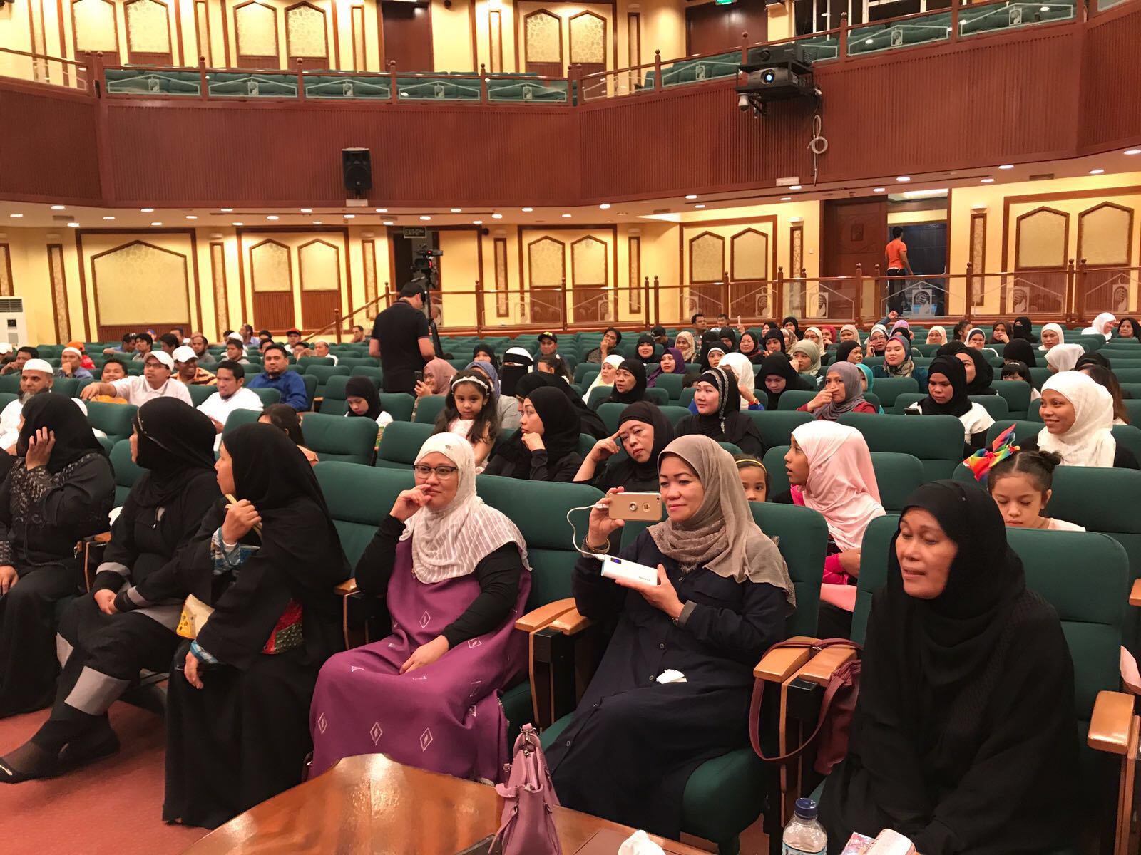 اثناء الاحتفاء