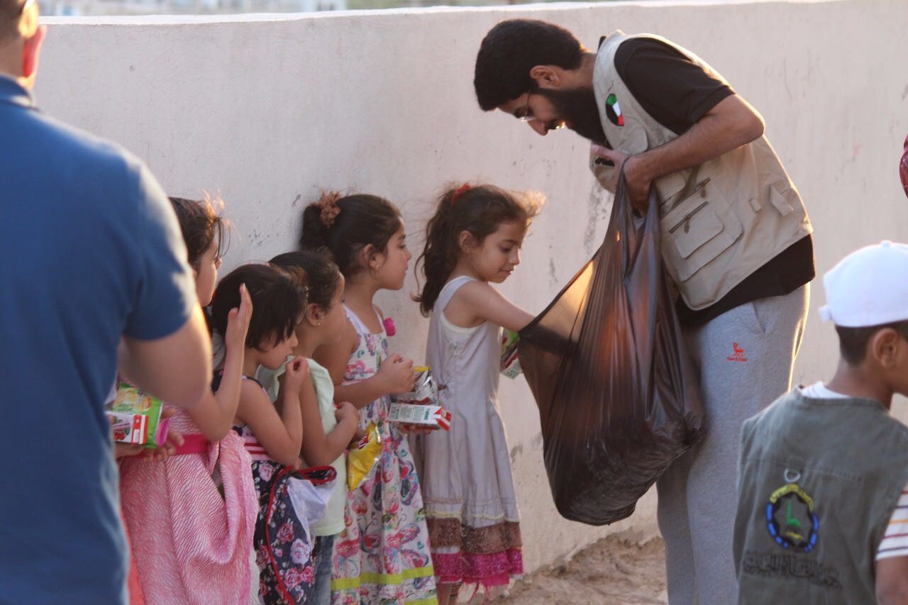 الشامري يوزع الحلوى والعصائر للأطفال